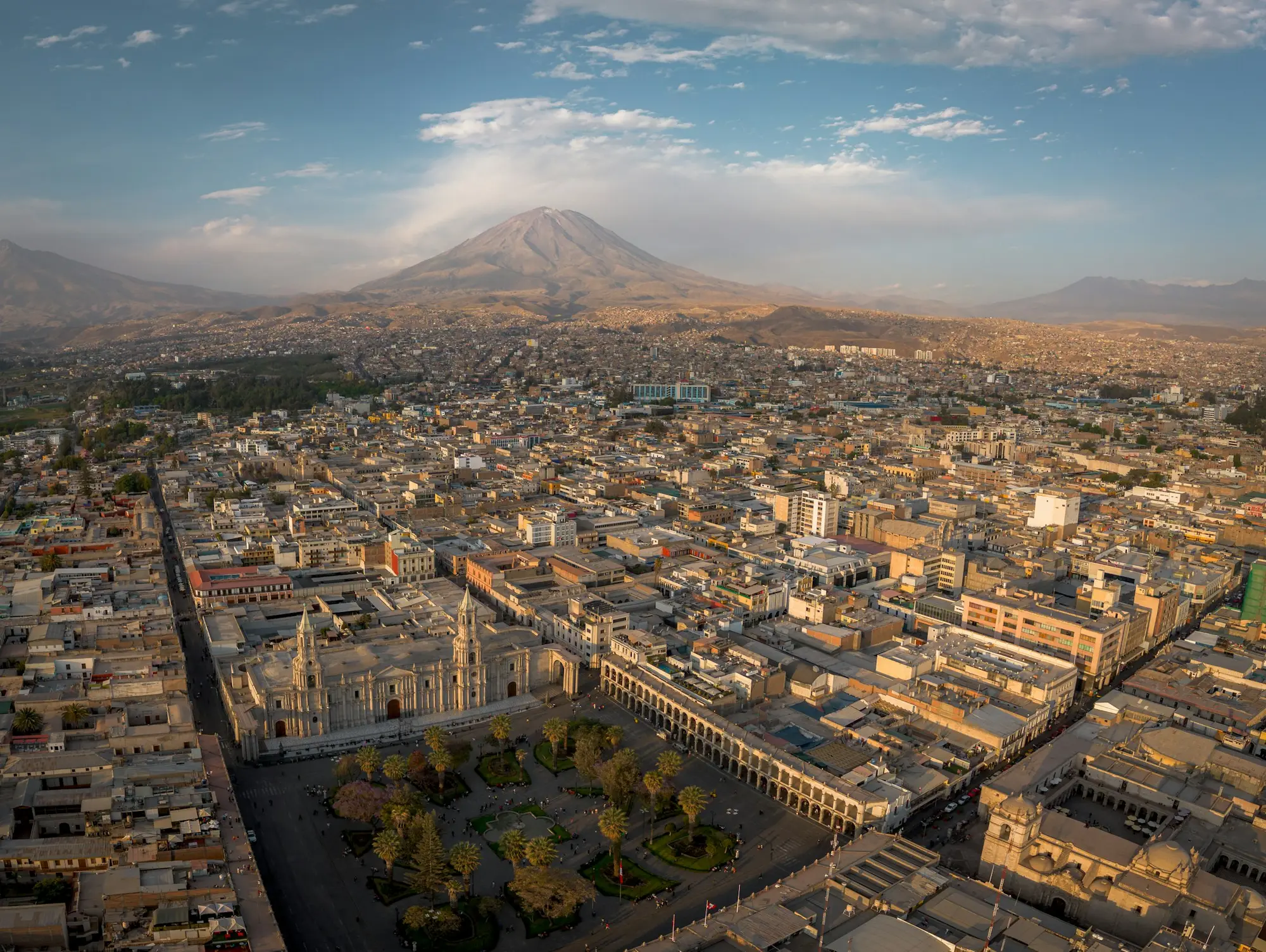 Vista aérea de Arequipa con el volcán Misti al fondo