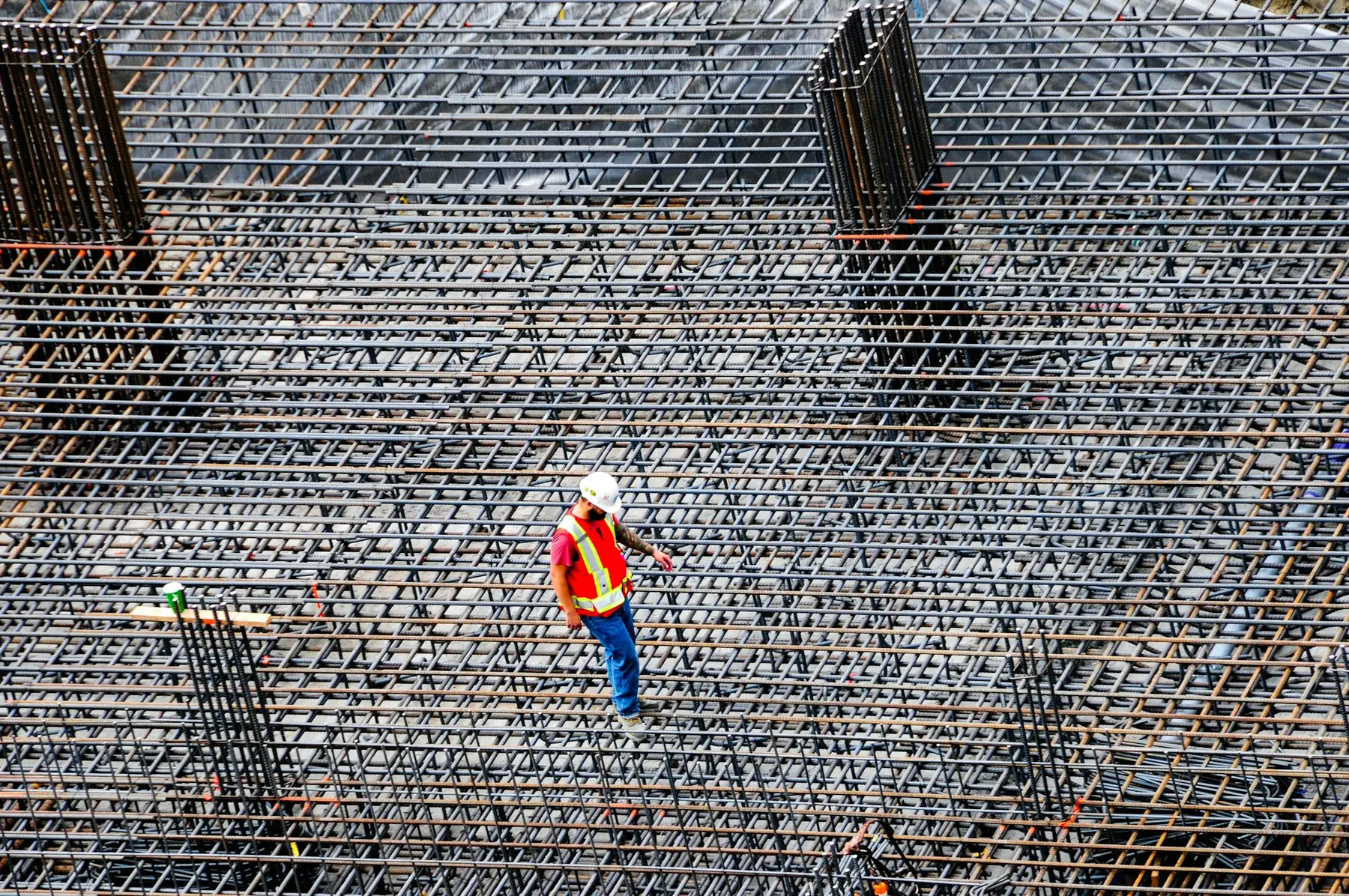 Supervisor de obra inspeccionando una malla de acero