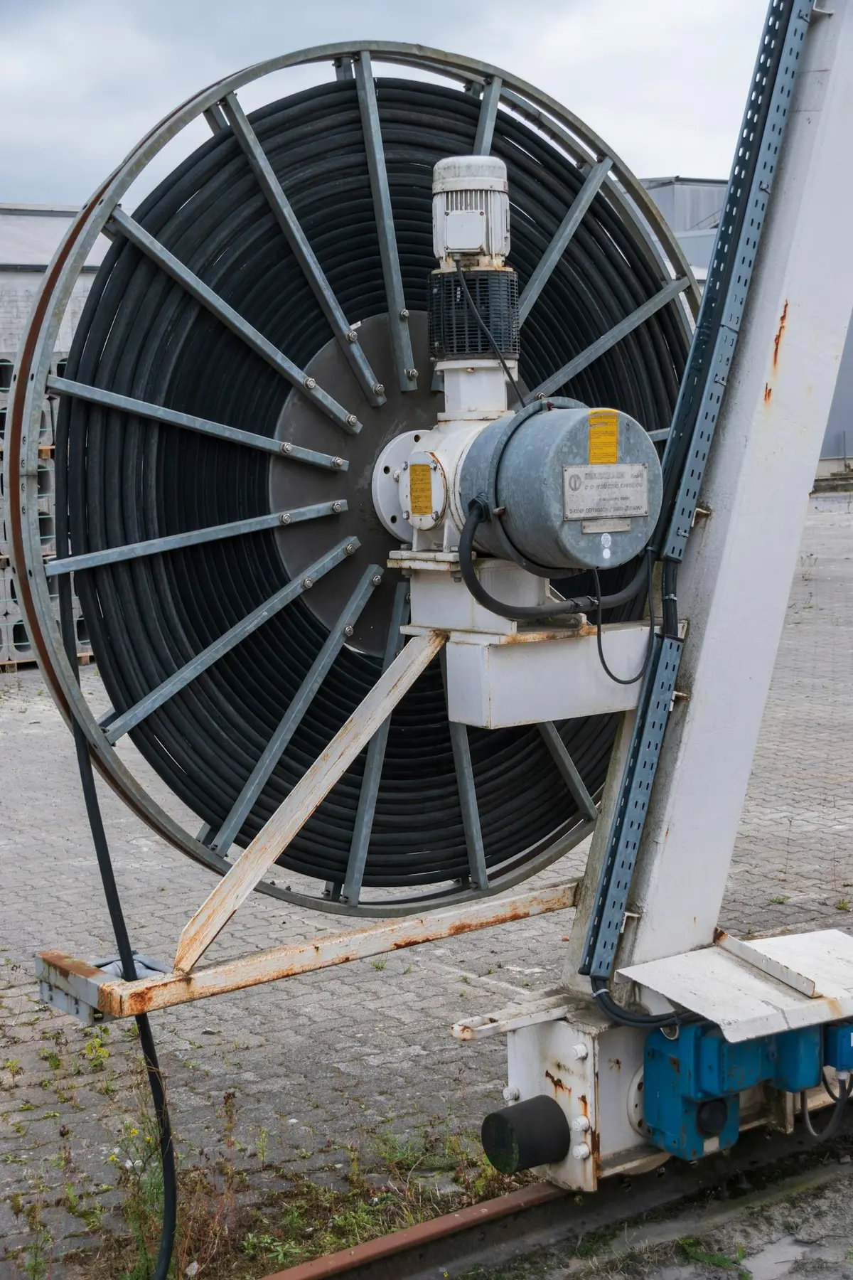 Carrete industrial con cable eléctrico enrollado