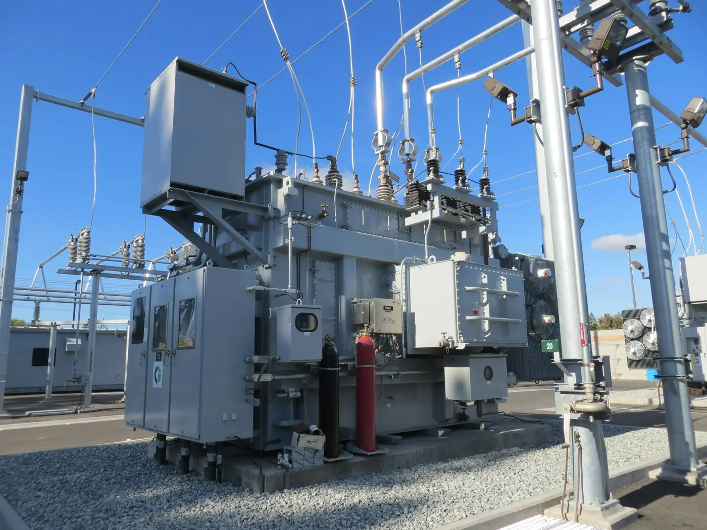 Transformador de potencia en una subestación eléctrica